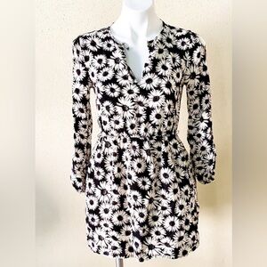 Forever 21 black and white daisy floral print cold shoulder size medium